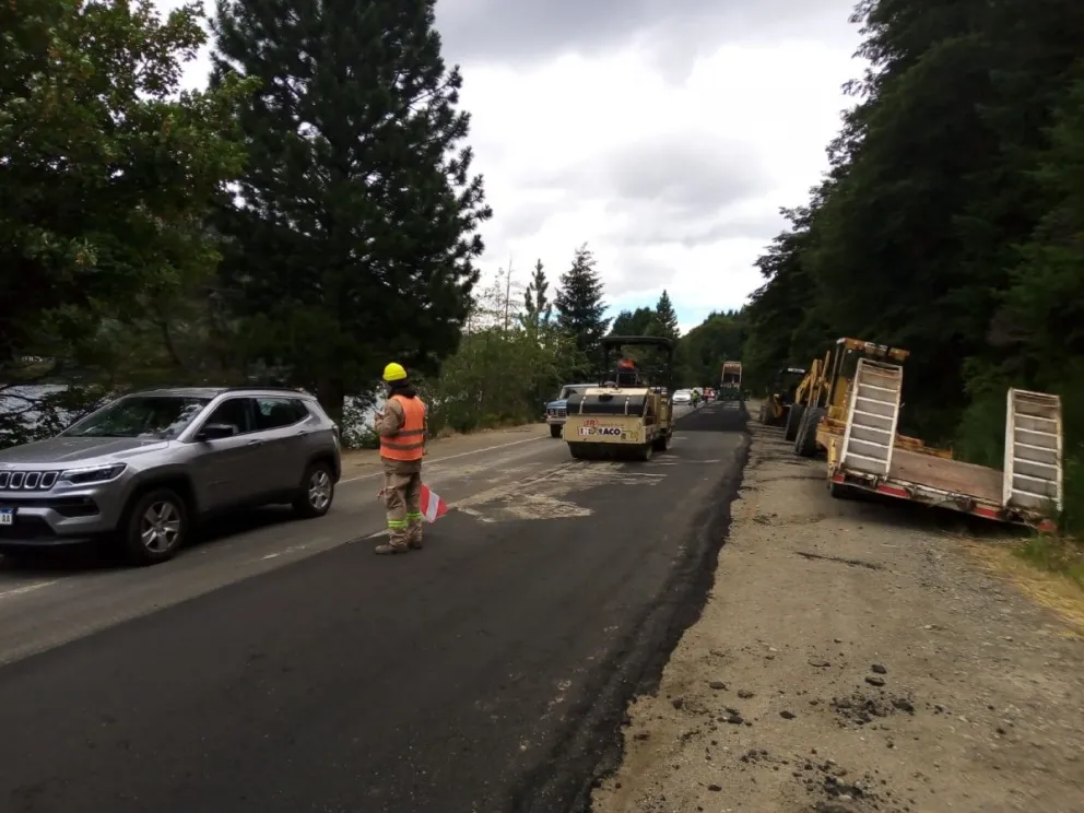 Avanzó en un 50% la obra de bacheo en Bustillo y Ruta 82