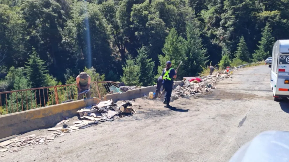 Kilómetros de fila mientras retiraban el camión que cayó de un puente 