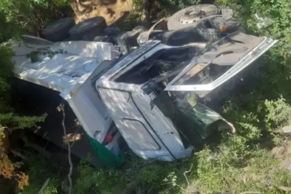 Un camión desbarrancó en Villa Traful