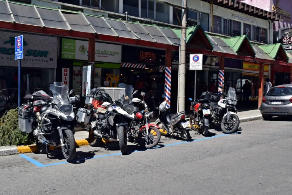 Marcaron boxes de estacionamiento para motos en Mitre