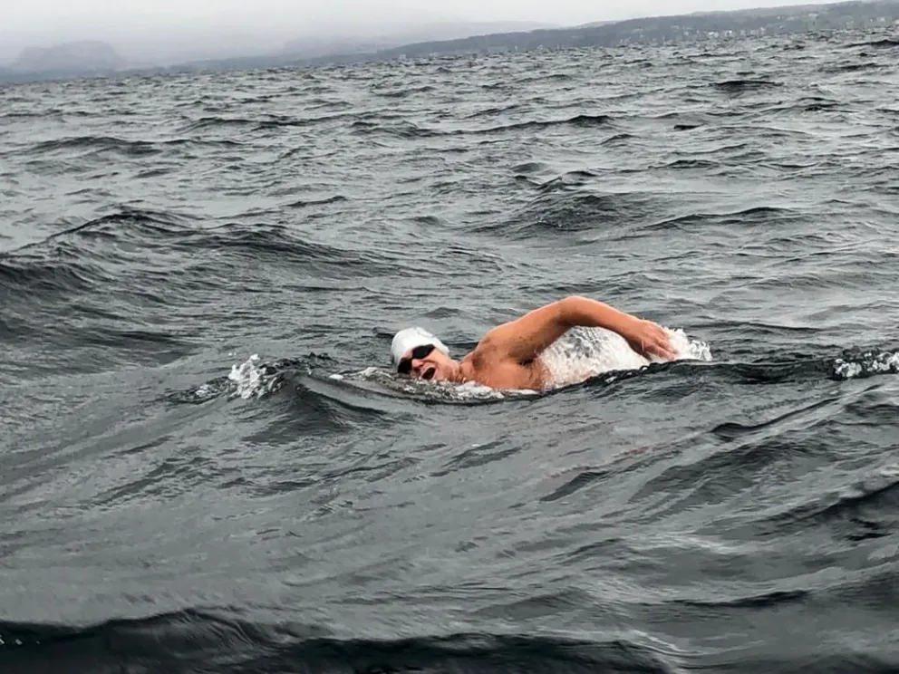 Cruzó el lago Nahuel Huapi, ida y vuelta, sin traje de neoprene