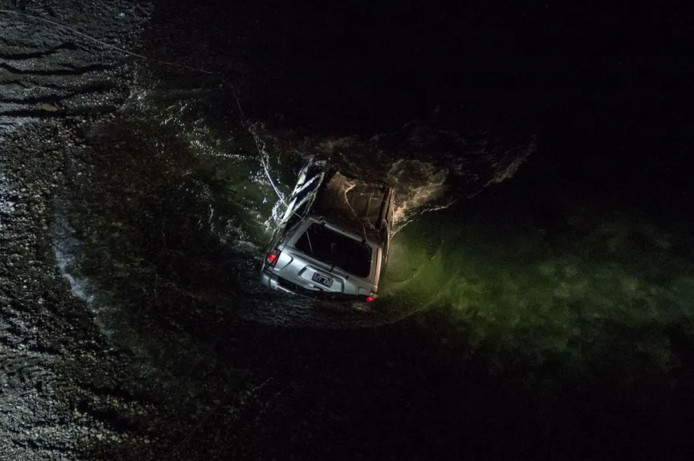 Tragedia en el Limay: un hombre cayó al agua con su camioneta y murió