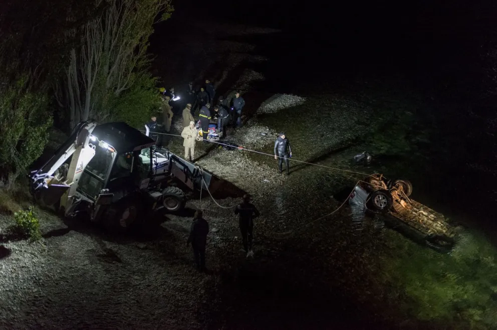 Investigan qué pasó con el hombre que falleció tras caer con la camioneta al río Limay