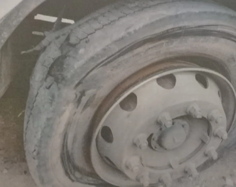 Usuarios denunciaron que los colectivos circulan con cubiertas en mal estado