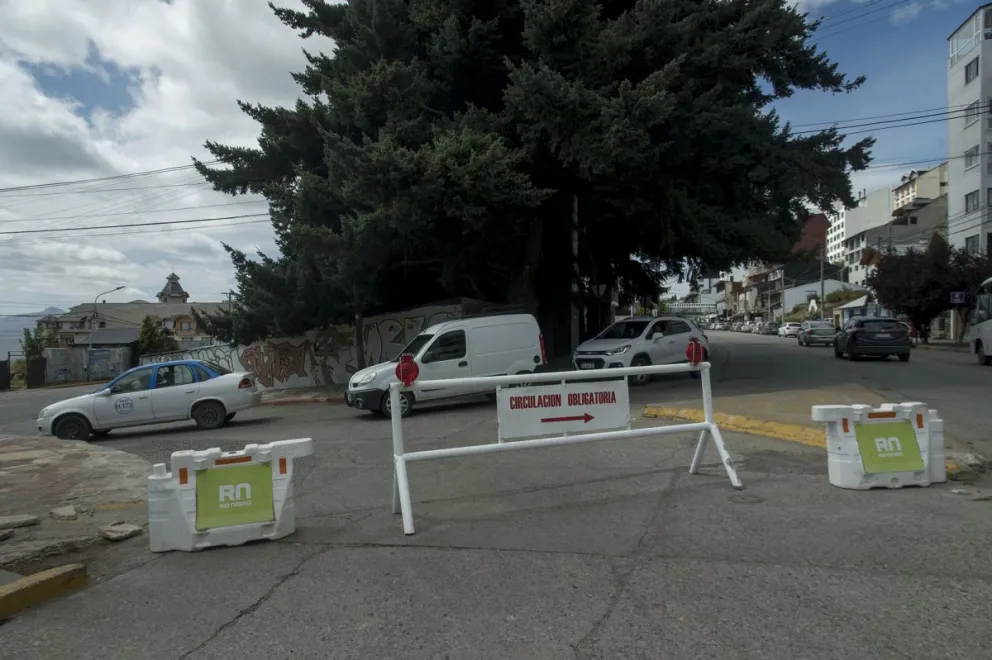 Sancionarán a quienes estacionen en la zona del Monolito