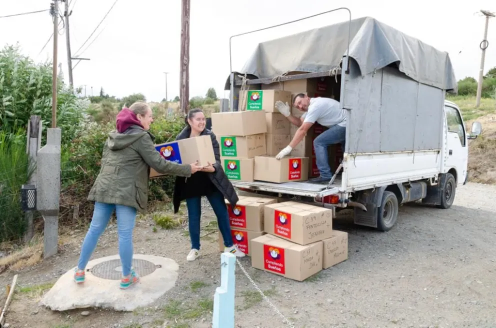Vuelta a clases solidaria: entregaron más de 140 mochilas a niños y niñas