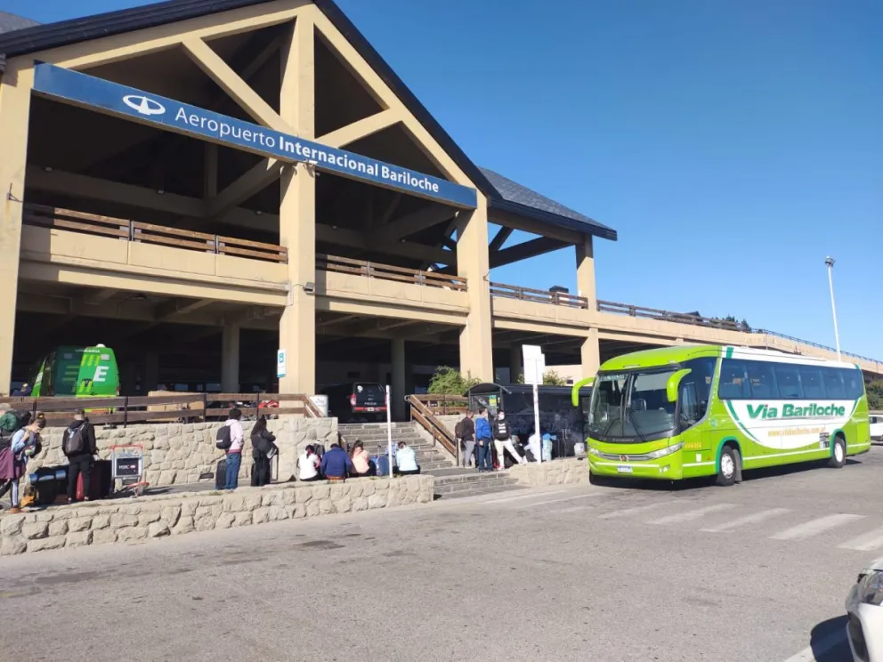 Una línea de transporte une el aeropuerto de Bariloche con distintas localidades 