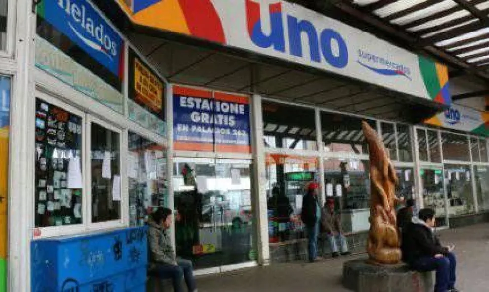 Intimaron al dueño del supermercado Uno para que "aclare la situación"
