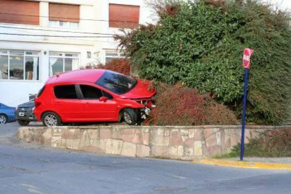 Perdió el control del auto y terminó contra el Monolito