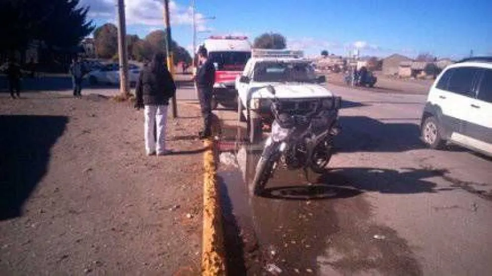Una motociclista chochó contra un auto