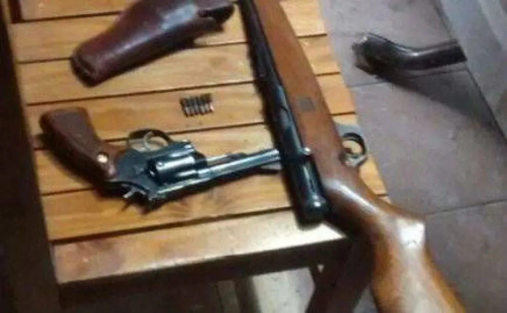 Secuestran computadoras y armas en investigación por pornografía infantil