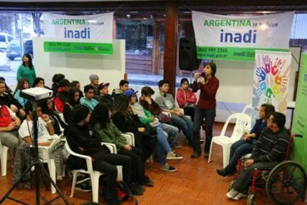 Inadi capacita a estudiantes secundarios