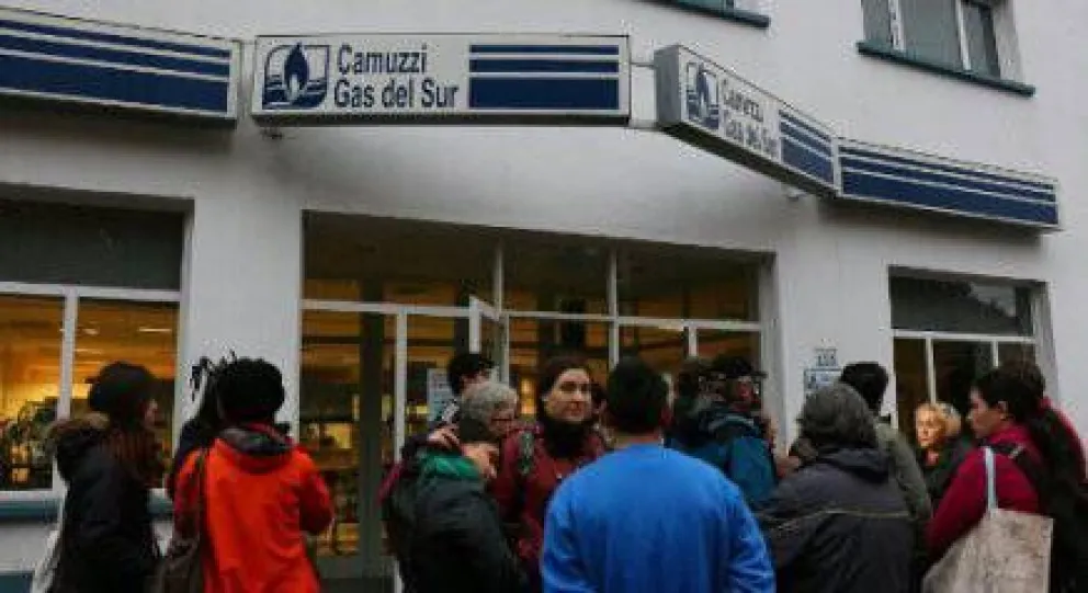 Vecinos del nuevo plan de viviendas reclaman en Camuzzi