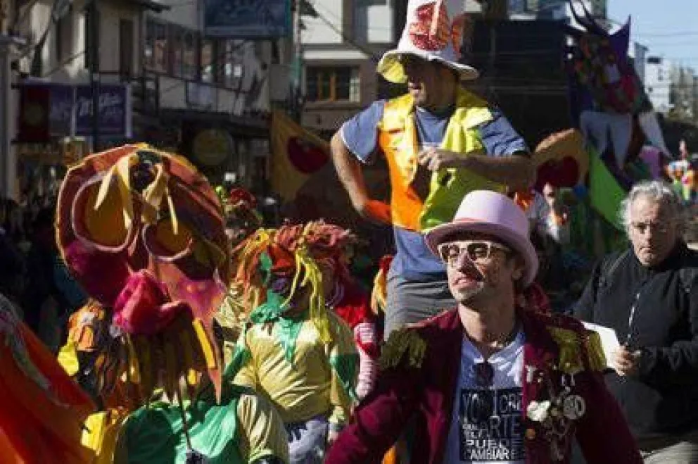 Los gigantes desfilaron por calle Mitre