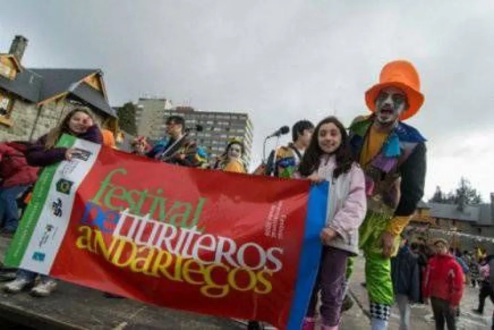 Títeres gigantes desfilarán por calle Mitre