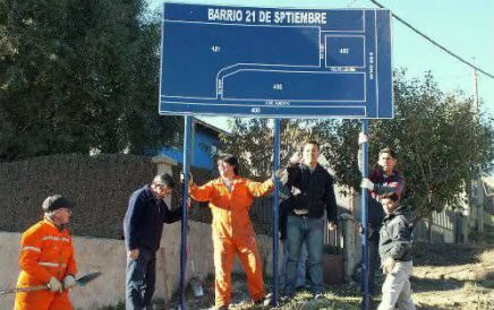 Barrios instalan cartelería con financiamiento municipal