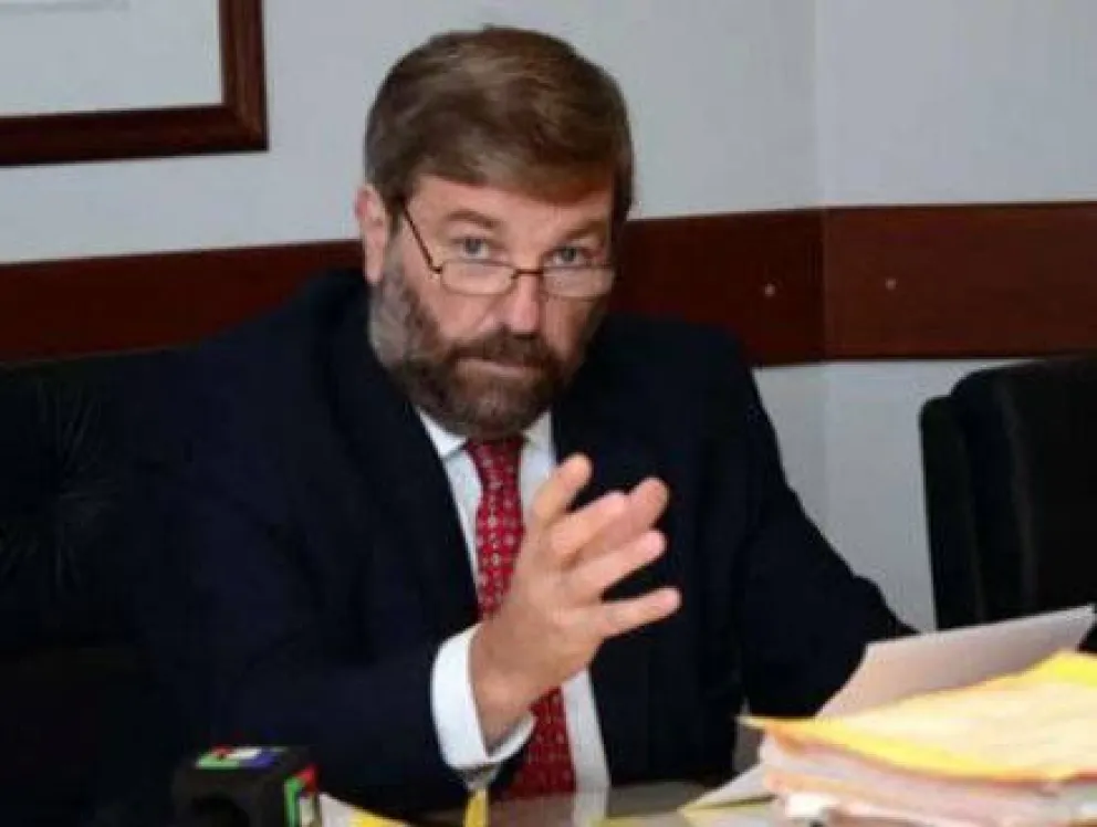 Juez del escándalo por corrupción de menores seguirá detenido