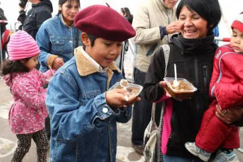 Miles de porciones de guiso se repartieron entre barilochenses y turistas
