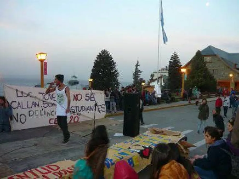 Jóvenes recuerdan a Isaías y repudian la violencia
