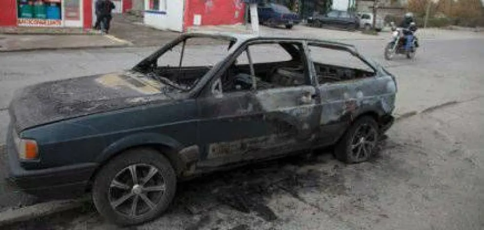 Incendiaron dos autos