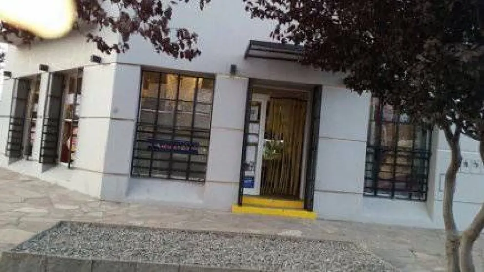 Roban con armas largas en comercio céntrico