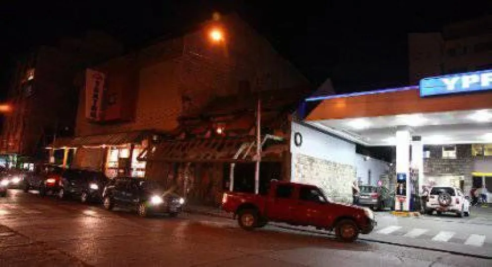 Largas colas en supermercados y estaciones de servicio