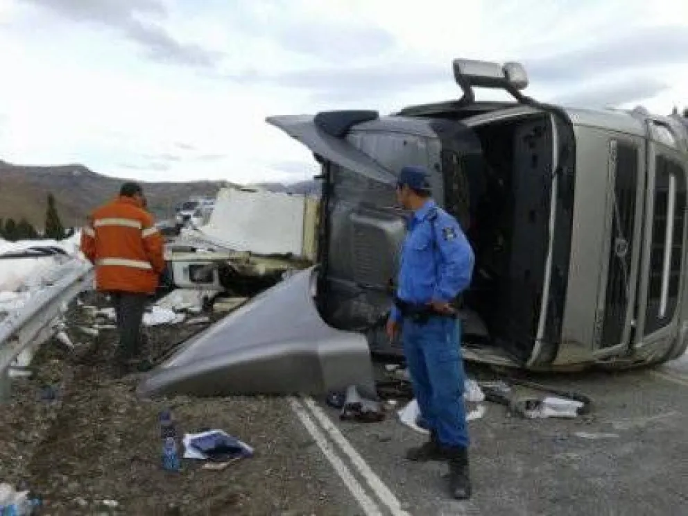 Camión chileno volcó a 200 metros de donde ocurrió un accidente fatal