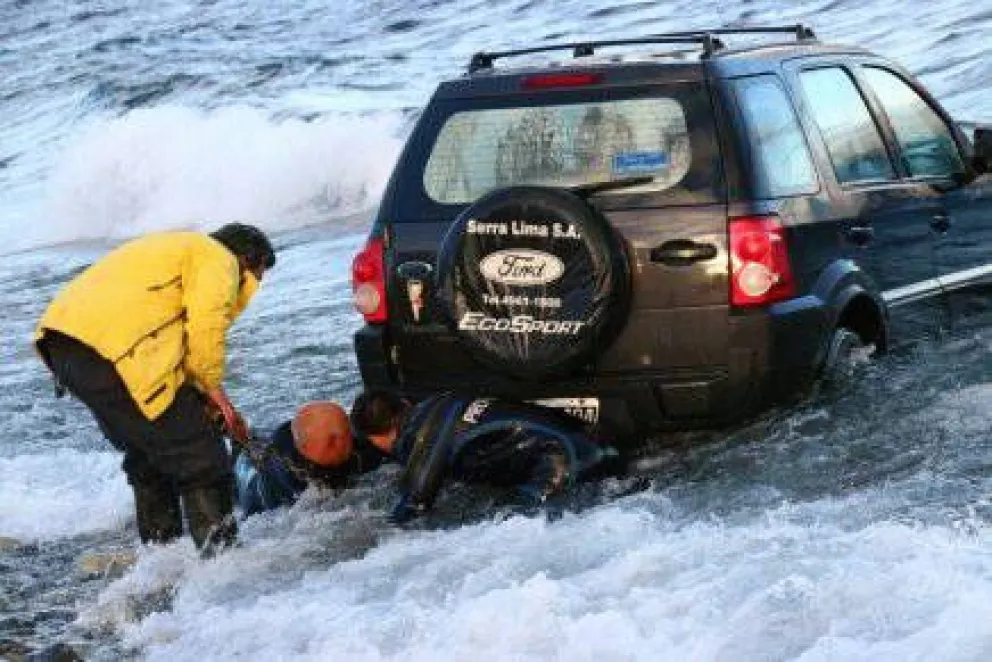 Una mujer terminó con su auto dentro del lago