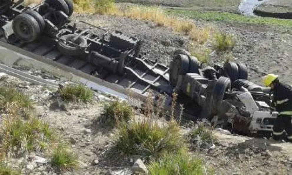 Camión desbarrancó y conductor murió en ruta 237