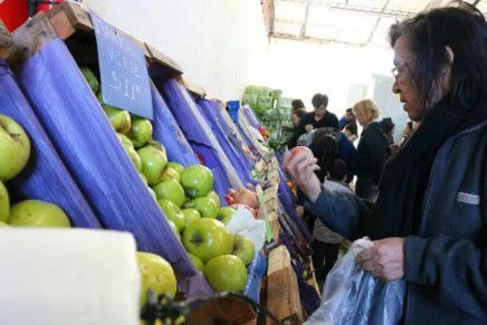 Vecinos concurren masivamente al Mercado Comunitario