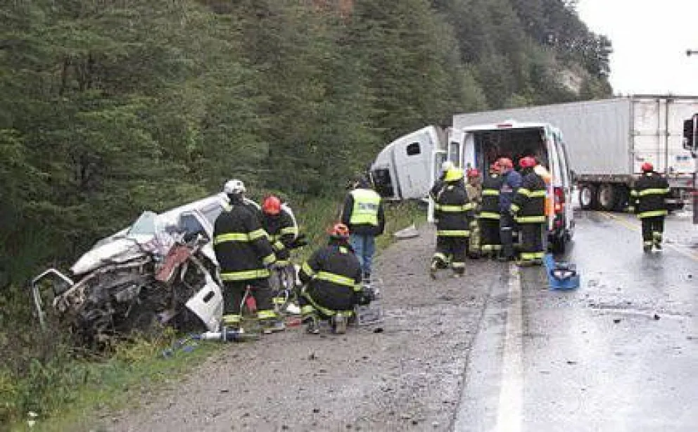 Impactante choque frontal entre un camión chileno y una camioneta