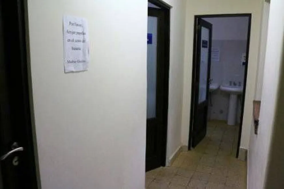 Multan a empresa que debía construir baños en el Centro Cívico