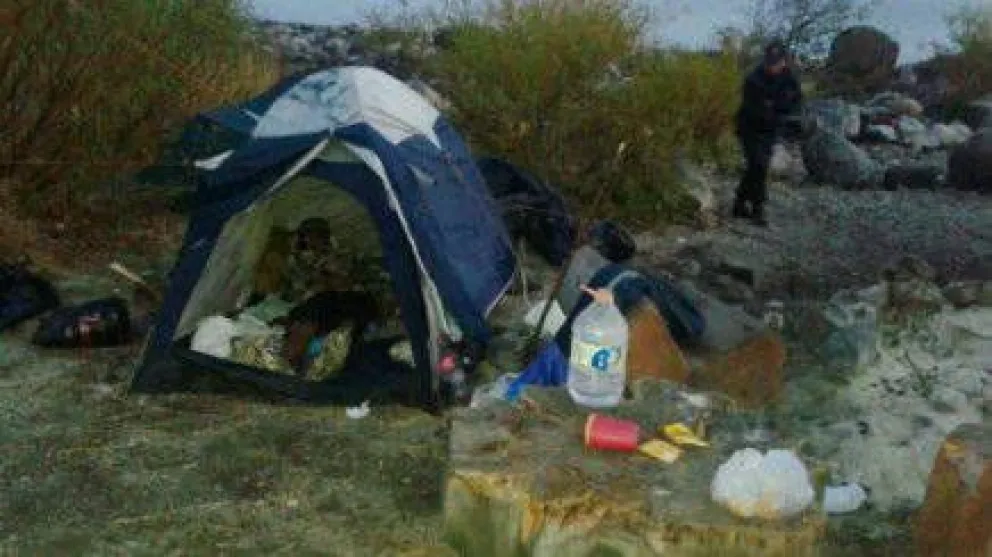 Robaron a un turista y los atraparon mientras acampaban