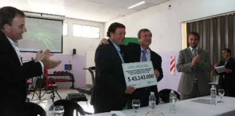 Millonario aporte a la Federación de Bomberos Voluntarios