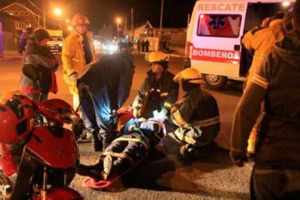 Dos mujeres policías heridas tras ser embestidas por un auto