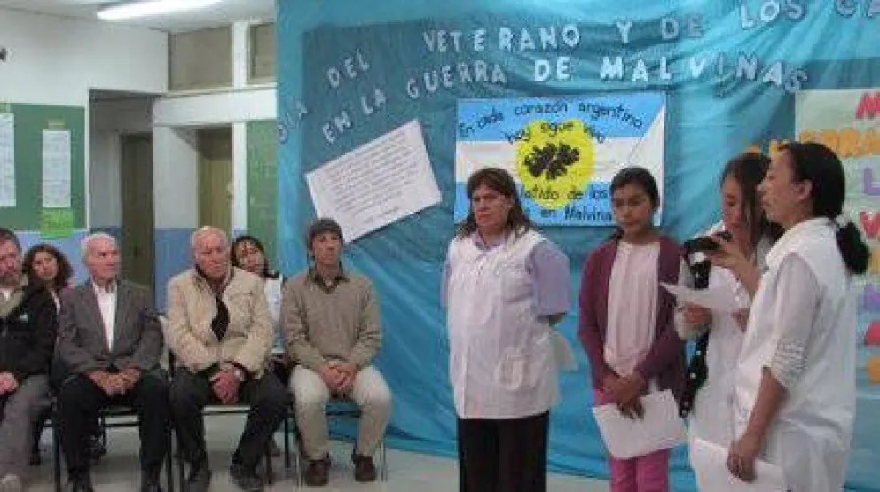 Alumnos homenajearon a caídos en Malvinas