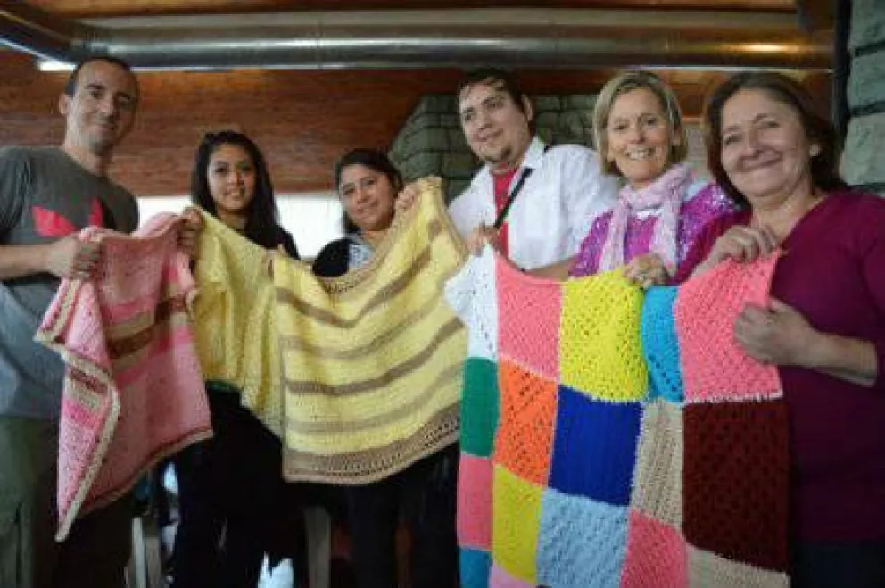 Unas 150 personas tejieron con solidaridad