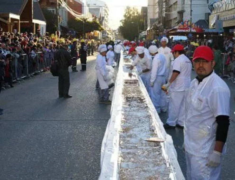 Turistas y residentes degustaron la barra de chocolate