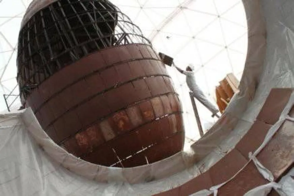 El huevo gigante va tomando forma