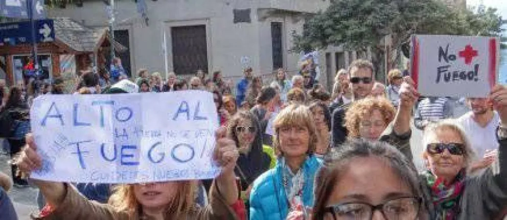 Multitudinaria marcha para pedir que cesen los incendios