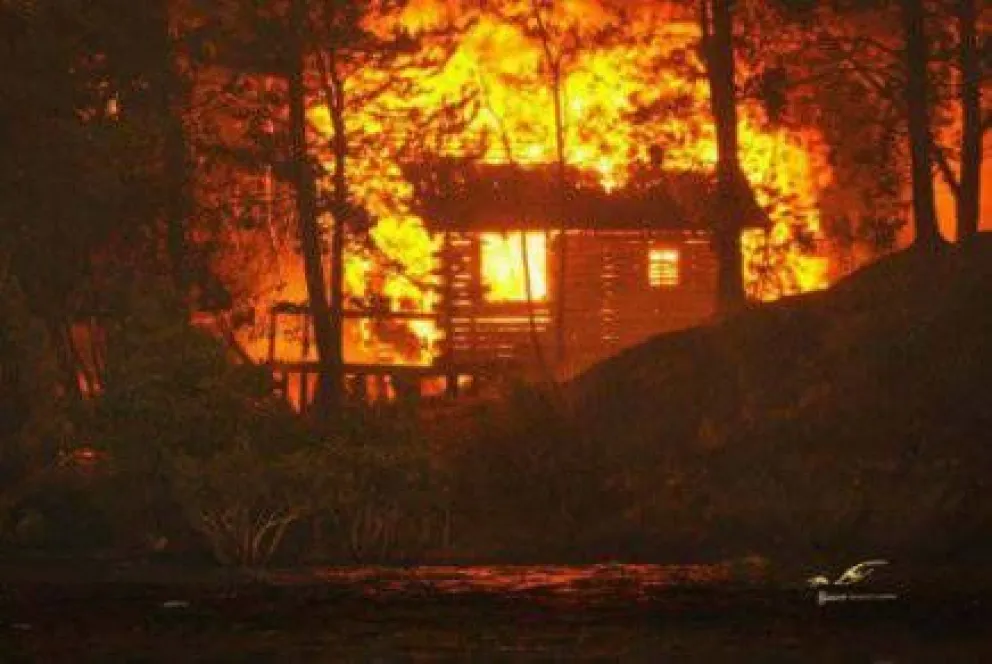 En El Hoyo el fuego alcanzó varias viviendas