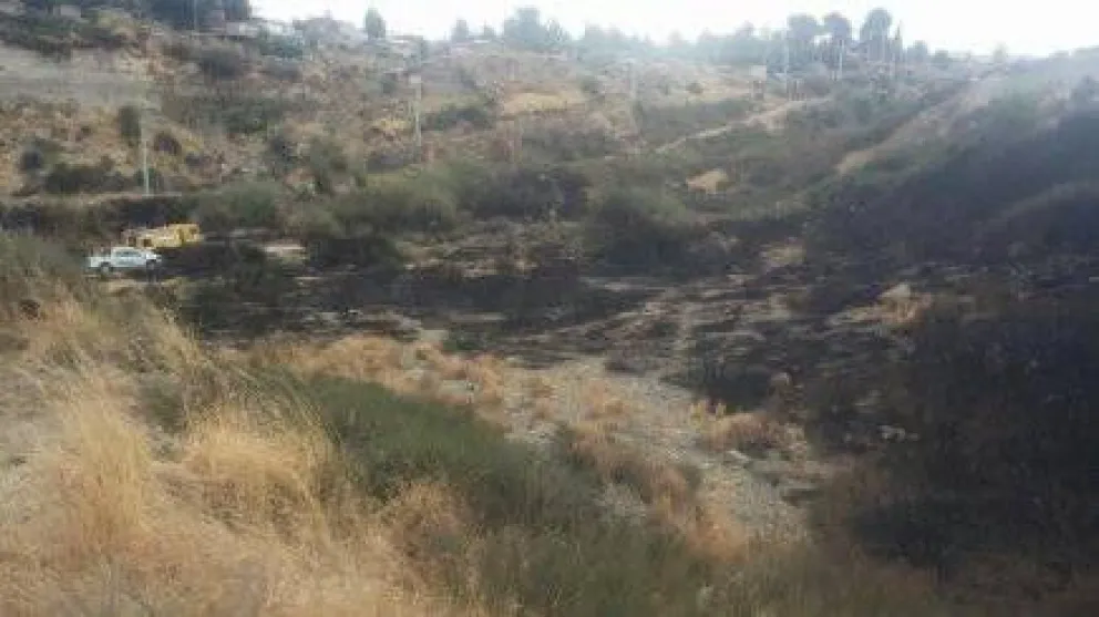Sofocaron el incendio en la barda del arroyo Ñireco