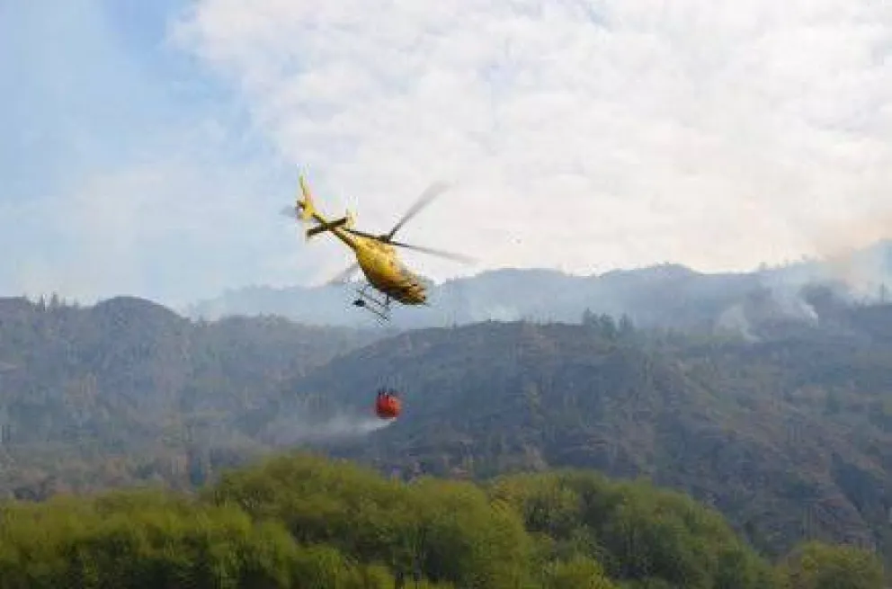 Continúa el combate de incendios forestales en Chubut