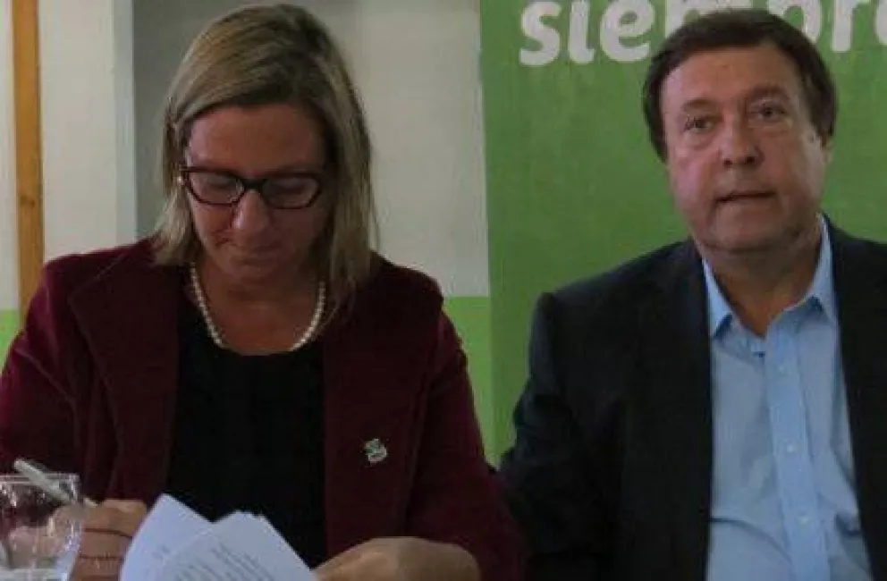 Firman convenio para que Bariloche reciba 13,8 millones del bono petrolero