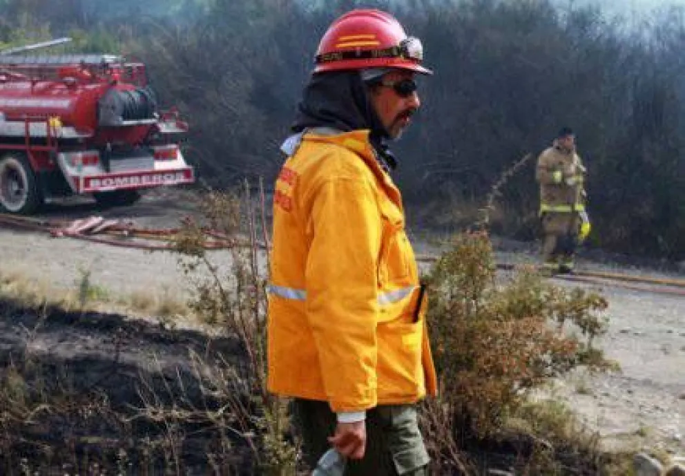 Brigadistas del Splif de Bariloche colaboran en incendio de Lago Puelo