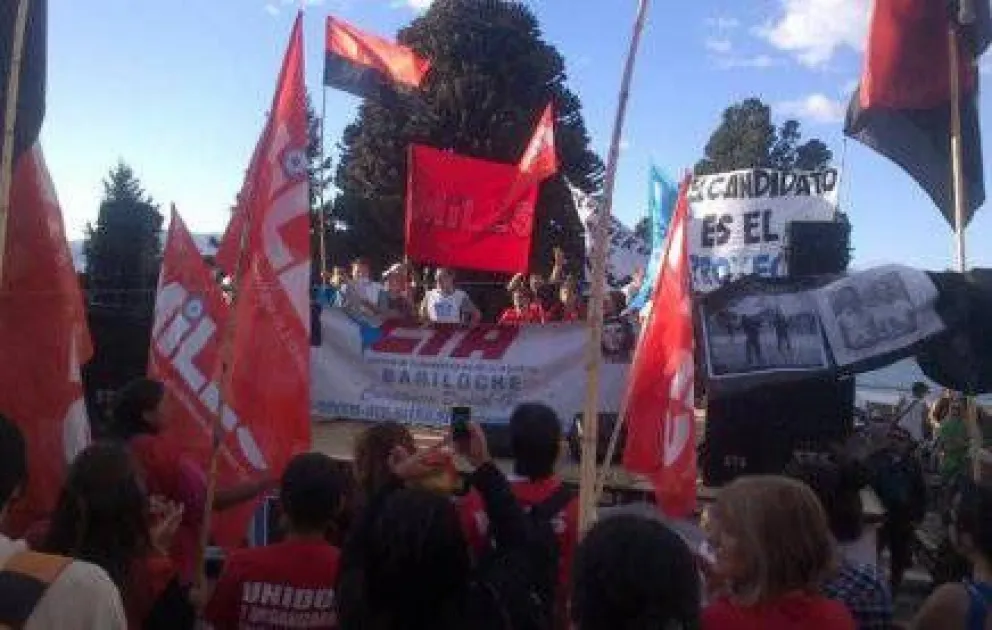 Tensa marcha contra el olvido