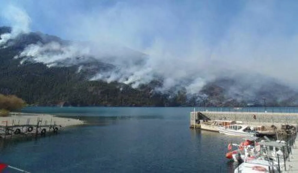 Se reavivó el incendio en el Parque Nacional Lago Puelo