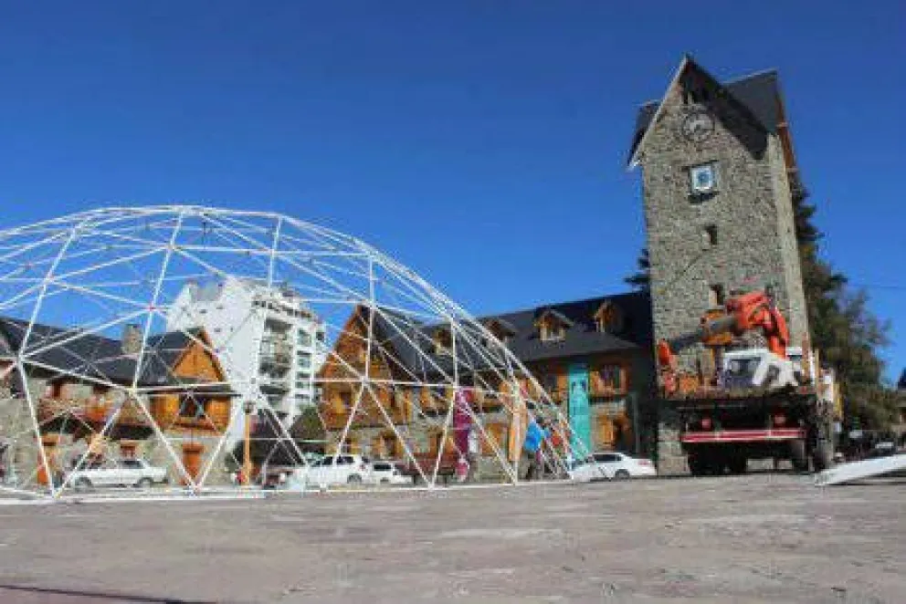 Construyen el domo para el huevo gigante
