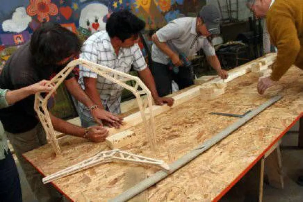 Inclusión social para jóvenes: construirán casas con madera de la zona