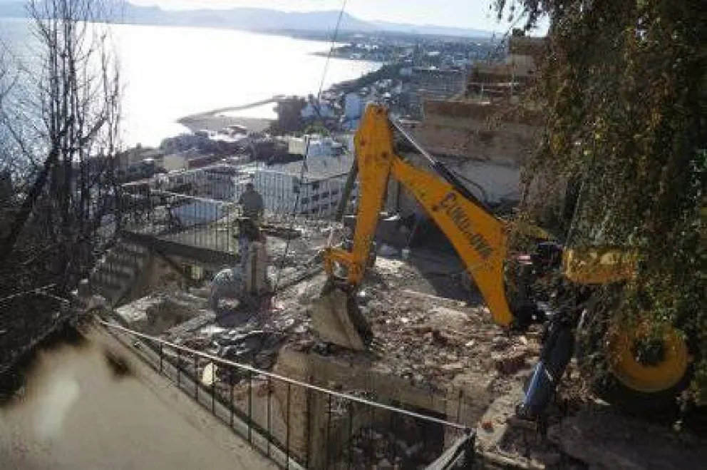 Comenzó demolición del edificio en riesgo de derrumbe